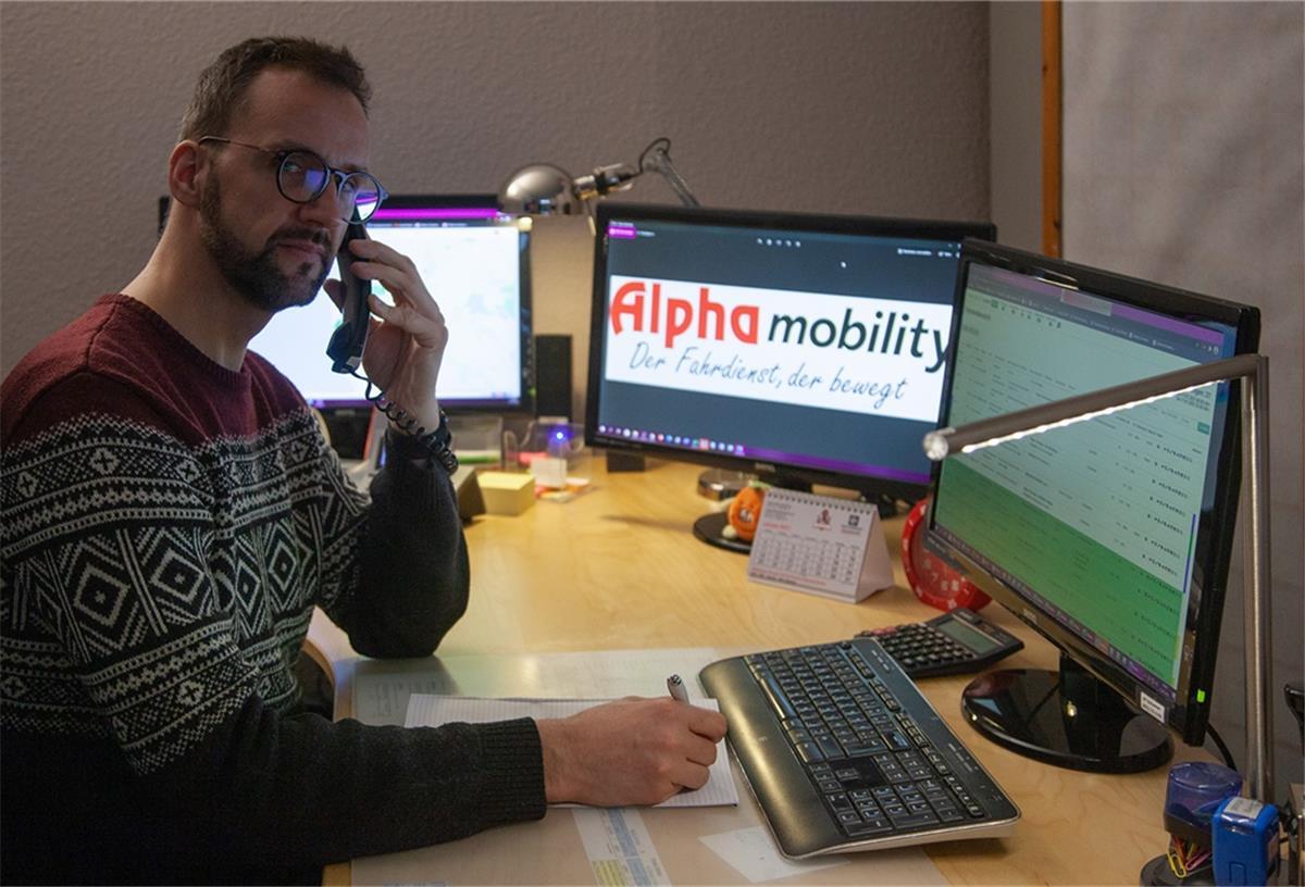 Dorum: Fahrdienst wartet auf Corona-Hilfe Hofft auf bessere Zeiten und Unterstützung vom Landkreis Cuxhaven: Olaf Schäffer, Geschäftsführer des privaten Fahrdienstes Alpha mobility in Dorum.
