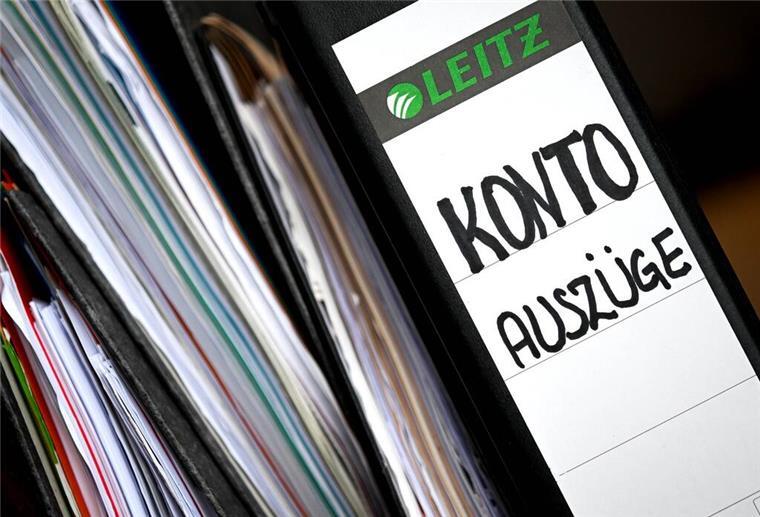 Kontoauszüge aufbewahren: Wer das ignoriert, riskiert bis zu 250.000 Euro Strafe ILLUSTRATION - Aktenordner mit Kontoauszügen liegen auf einem Tisch. (zu dpa: «Bürokratieentlastungsgesetz beschlossen: Weniger Papierkram»)