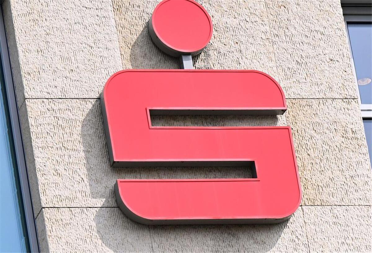 Das Logo der Sparkasse ist an einem Gebäude der Sparkasse angebracht