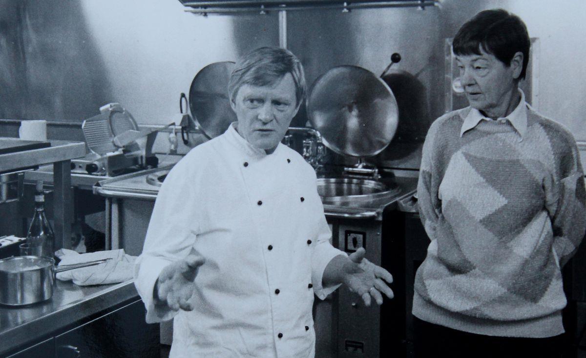 Hohen Besuch hatte Joachim Tanger 1989 in der Polarstern-Kombüse. Loki Schmidt wollte alles über seine Kochkünste an Bord wissen. Anschließend kreuzten beide freundschaftlich die Bierflaschen.