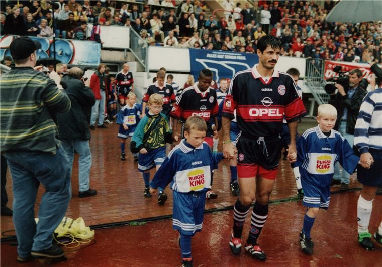 Leher TS erinnert sich gerne an den Besuch des großen FC Bayern Hoher Besuch im Nordseestadion: Die Stars des FC Bayern wie Ali Daei traten am 4. September 1998 zum Freundschaftsspiel gegen die Leher TS an. Foto Scheer