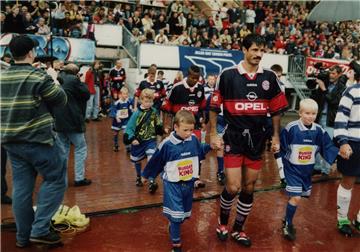 Hoher Besuch im Nordseestadion: Die Stars des FC Bayern wie Ali Daei traten am 4. September 1998  zum Freundschaftsspiel gegen die Leher TS an. Foto Scheer