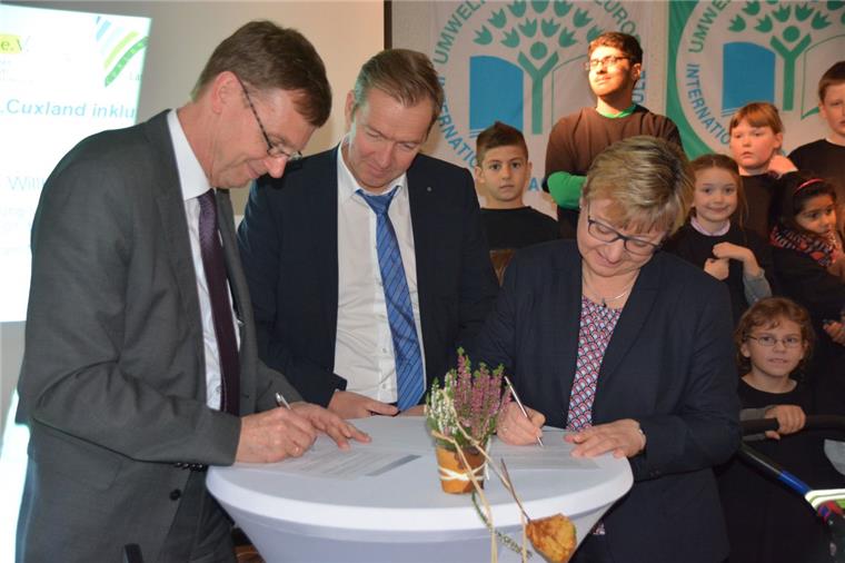 Cuxland ist auf dem Weg zur Bildungsregion Hoher Besuch in Cuxhaven: Kultusministerin Frauke Heiligenstadt und Landrat Kai-Uwe Bielefeld (links) besiegeln mit ihrer Unterschrift den Start der Bildungsregion. Zur Freude von Lars Mittelstädt von der Landesschulbehörde.