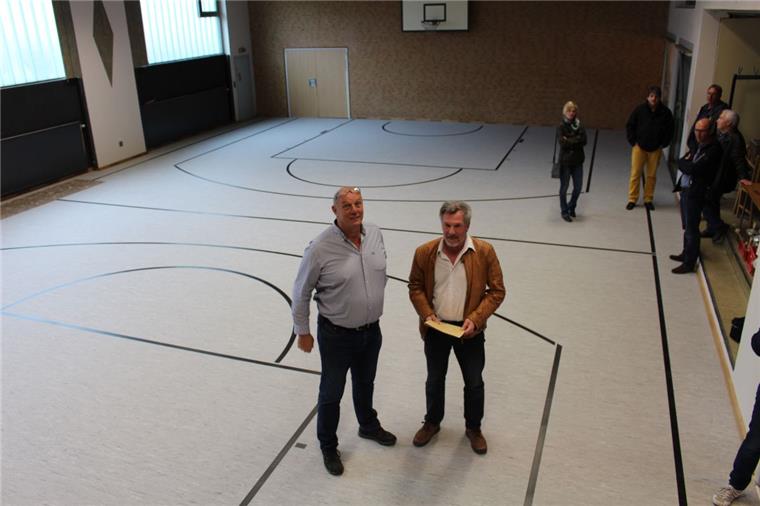 Holger Junghans und Uwe Köhler trafen sich zu einer letzten Begutachtung der Halle.