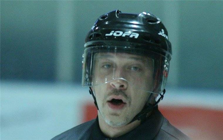 Holger Kelke gibt uns einen Einblick in das Leben eines Eishockeyschiedsrichters Holger Kelke.