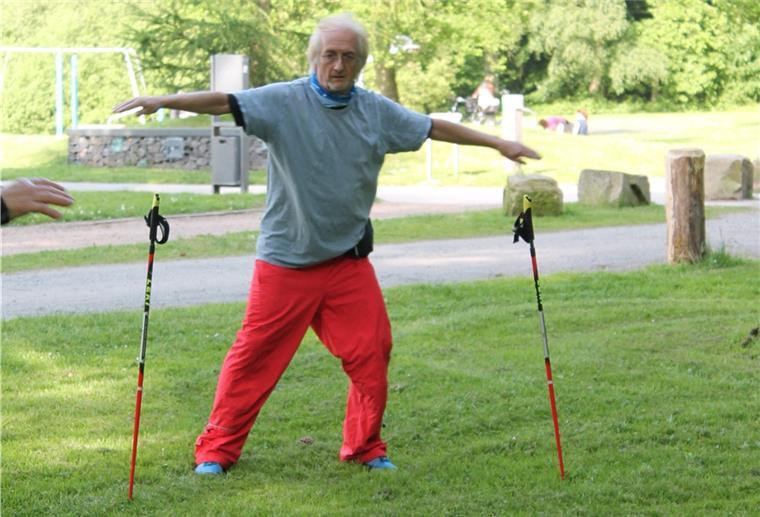 Bremerhaven: Sportvereine starten durch Holger Kühnel kümmert sich im Ski-Club um Nordic-Walking-Neulinge - und davon gibt es viele.