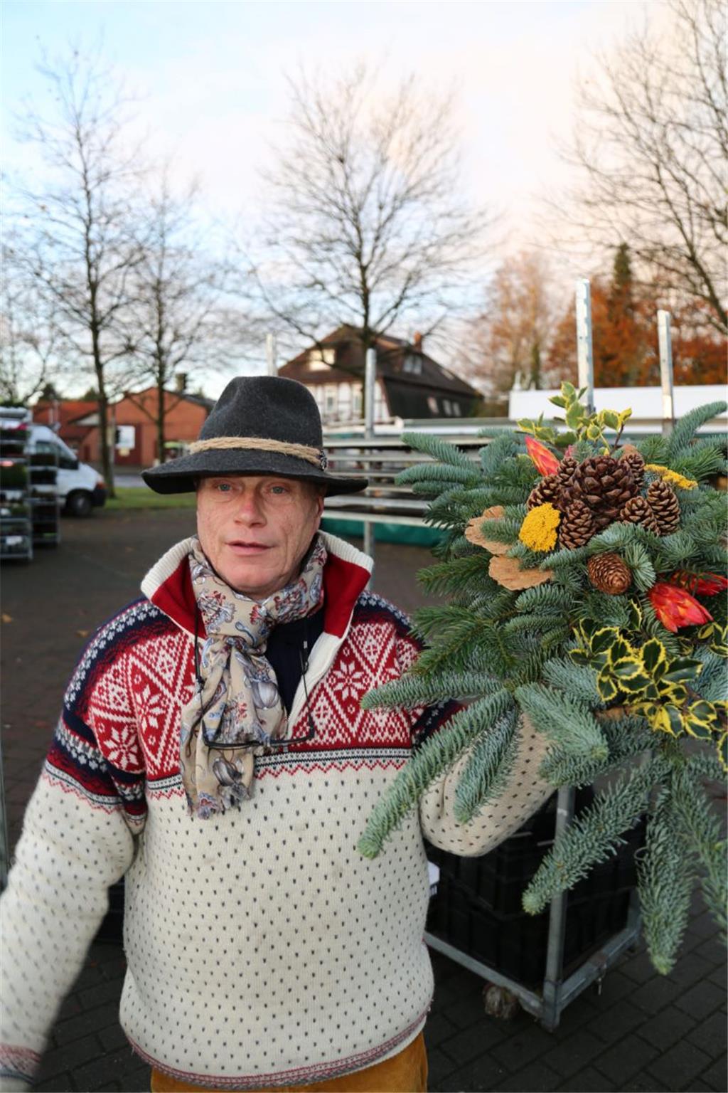 Holger Lutz (55) vertritt die Baumschule Müller auf dem Wochenmarkt. Er hält die Kälte mit Norweger-Pullover und Cord-Hose fern. Sein Vorteil: „Von Heiligabend bis zum ersten März machen wir Pause“, berichtet er. Die knackig kalten Monate kann er aussparen.