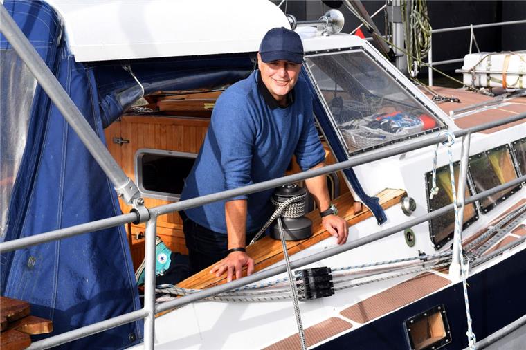 Segler nimmt sein Wohnzimmer mit nach Bremerhaven Holger Peterson lebt an Bord seiner Segelayacht "Fuchur" und hat sei Winterrevier auf der Weser zwischen Bremen und Bremerhaven.