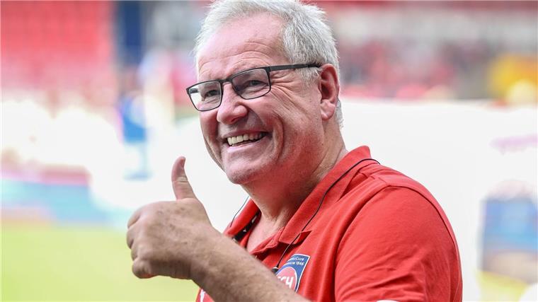 DFB zeichnet Heidenheim und Club aus Niedersachsen aus Holger Sanwald nahm den Preis für den 1. FC Heidenheim entgegen.