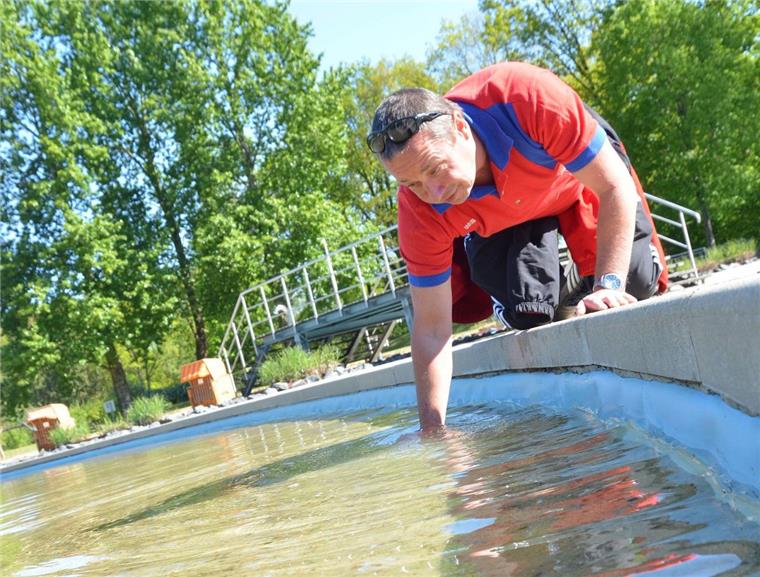 Naturbad Zeven startet in die Badesaison Holger Tell, Bademeister im Naturbad Zeven, testet die Wassertemperatur. Angesichts des prächtigen Wetters zum Saisonstart am Sonnabend dürfte es kühl genug sein, um Erfrischung zu verschaffen.