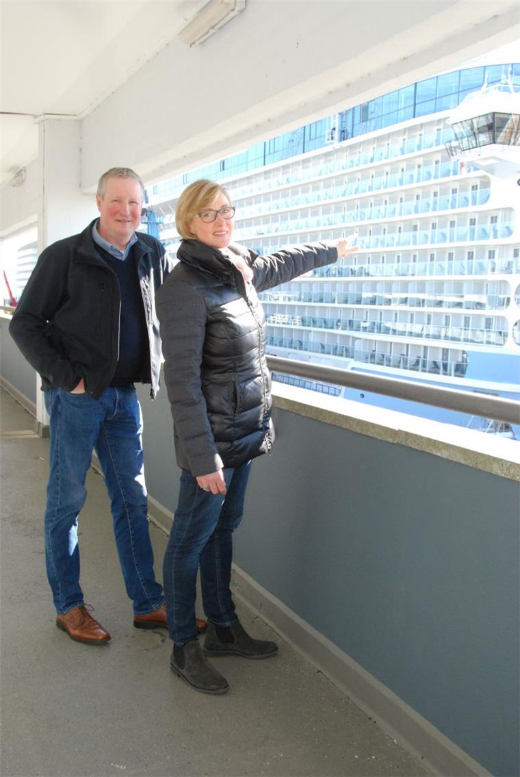 Holger und Ulrike Wärner können ihr Glück kaum fassen. Sie fahren mit der Ovation of the Seas nach Southampton.