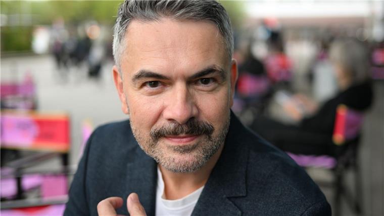 Krise oder Chance - Buchbranche diskutiert über KI Holger Volland, Autor und KI-Experte, stellt die Chancen, aber auch Risiken von KI heraus.