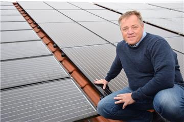 Holger Wührmann, Geschäftsführer von Wührmann Elektrotechnik, möchte drei bis vier zusätzliche Gesellen einstellen, findet aber keine. Deshalb bietet er eine 1000-Euro-Wechselprämie.