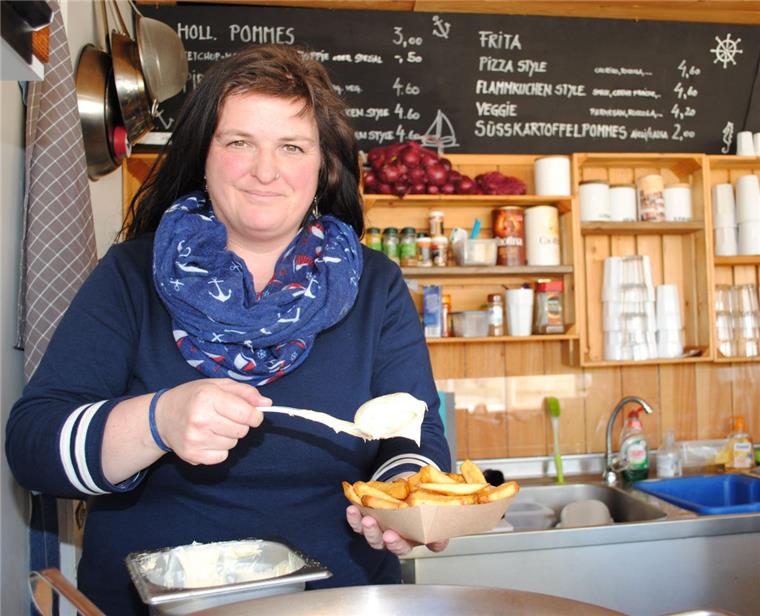 Weserperle in Dedesdorf hat neue Besitzerin Holländische Pommes mit besonderen Soßen sind nur eine der Spezialitäten, die in der Dedesdorfer Weserperle angeboten werden. Melanie Heitkämper hat das Strandcafé in dieser Saison als als neue Eigentümerin übernommen.