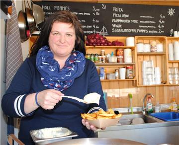 Holländische Pommes mit besonderen Soßen sind nur eine der Spezialitäten, die in der Dedesdorfer Weserperle angeboten werden. Melanie Heitkämper hat das Strandcafé in dieser Saison als als neue Eigentümerin übernommen.