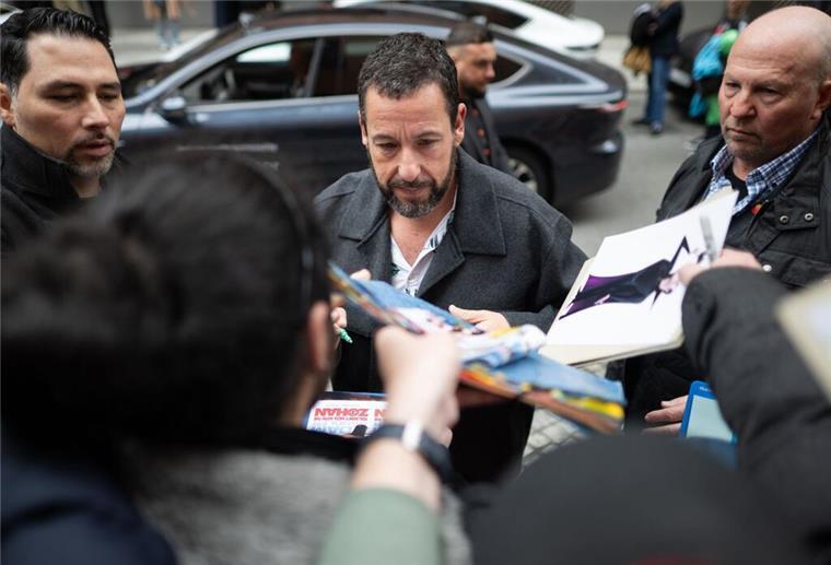 Hollywood in Berlin: Adam Sandler stellt seinen Film „Spaceman“ auf der Berlinale vor.