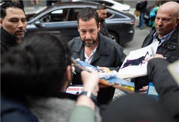 Hollywood in Berlin: Adam Sandler stellt seinen Film „Spaceman“ auf der Berlinale vor.