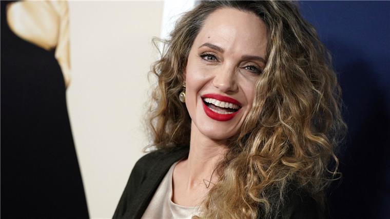 Angelina Jolie mit neuer Rolle in der Pariser Modewelt Hollywood-Star Angelina Jolie begibt sich für eine neue Rolle in die Pariser Modeszene. (Archivbild)