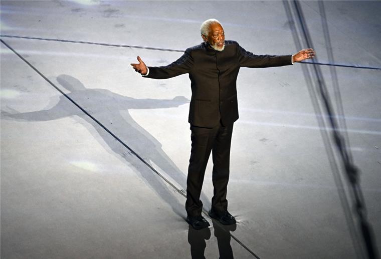 Nach Auftritt bei WM-Eröffnung: Spott für Morgan Freeman Hollywood-Star Morgan Freeman breitet seine Arme aus.