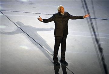 Hollywood-Star Morgan Freeman breitet seine Arme aus.