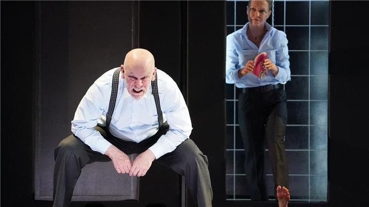 Viel Jubel für John Malkovich am Hamburger Thalia Theater Hollywoodstar John Malkovich zusammen mit der litauischen Schauspielerin Ingeborga Dapkunaite im Theaterstück „In the Solitude of Cotton Fields“ im Thalia Theater.