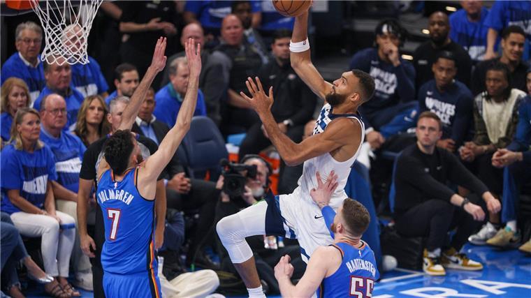 NBA-Playoffs: OKC gewinnt erneut deutlich gegen Timberwolves Holmgren (l) und Hartenstein (r) verloren die wenigsten Duelle mit Gobert: Dieser Korb war eine Ausnahme.