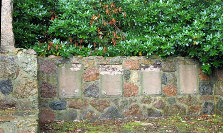 Nach Sievern nun Holßel: Namenstafel zum Gedenken an Gefallene herausgerissen Holßel: Am Ehrenmal für die Gefallenen der beiden Weltkriege sind nur noch die Abdrücke der Tafeln mit den Namen zu sehen. Für die Diebe zählte sicher nur der eher bescheidene Materialwert.