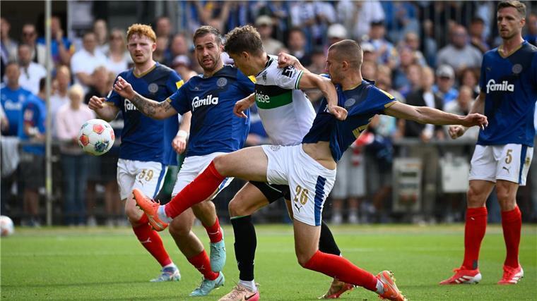 Holsteins David Zec (r) blockt den Ex-Kieler Benedikt Pichler im Trikot von Hannover 96.