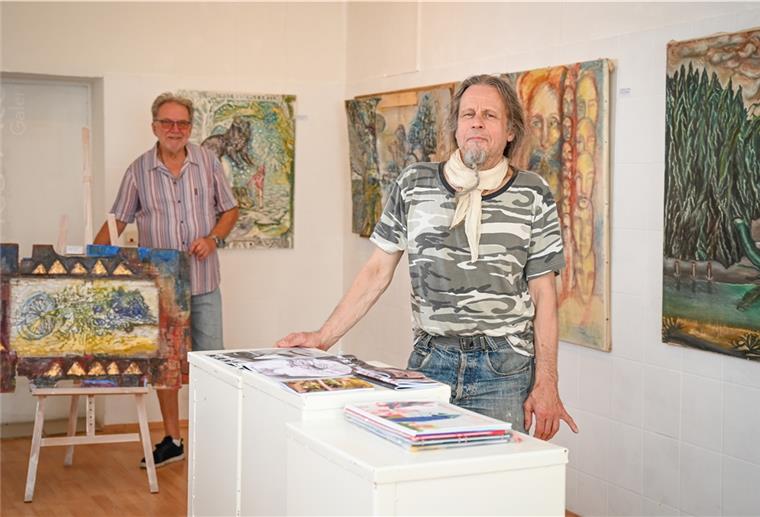 In den Kringeln von Kosmos und Natur Holzrahmen mit Goldmuster? Der Schein trügt: Wilfried Klausings Bild, das Galerist Vladimiro Miszak links präsentiert, ist auf Cornflakes-Packungen gemalt. Foto Scheschonka