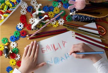 Holzwürfel mit Buchstaben, die die Namen Emilia und Noah ergeben, liegen auf einem Tisch. Emilia und Noah sind einer Ranking-Liste zufolge die beliebtesten Vornamen in Deutschland.