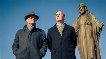 Honecker (Edgar Selge, l.) und Holmer (Hans-Uwe Bauer, r.) sind auf dem Weg zum See.
