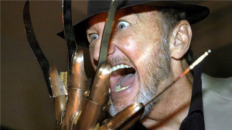 Hollywood-Stern für „Freddy Krueger“-Star an Halloween Horror-Darsteller Robert Englund erhält einen „Walk of Fame“-Stern - hier zu sehen im Jahr 2006. (Archivbild)
