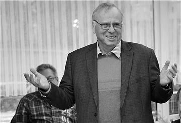 Horst Bertl hat als Fußballer eine große Karriere gehabt. Hier gestikuliert er mit seinen Händen.