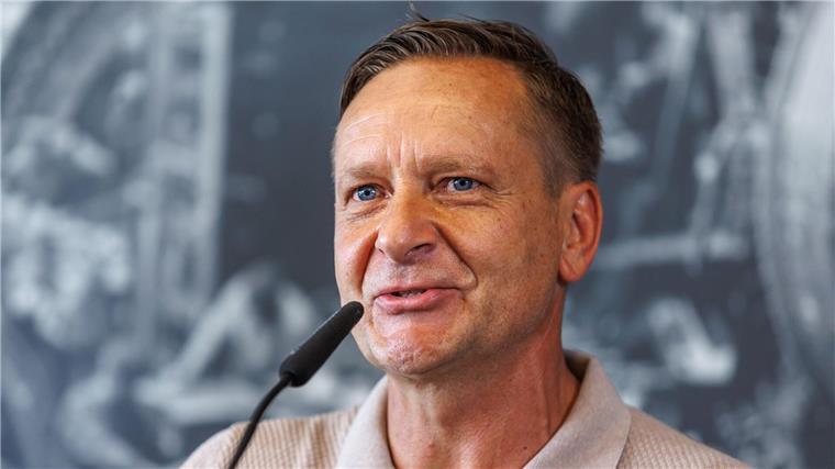 Horst Heldt übt massive Kritik am Schiedsrichter. 