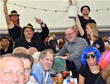Horst Richter vom Fischereihafen Business Club an der Sirene, hinten Johnny Voig...