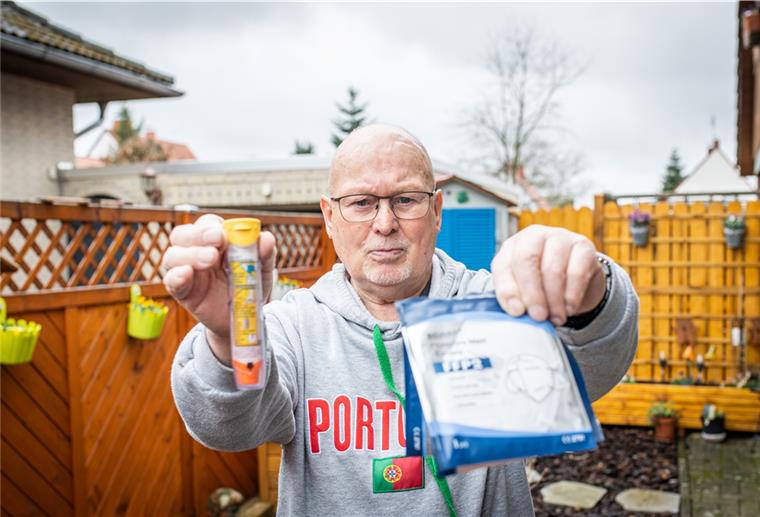Horst Winterstein aus Beverstedt ist Allergiepatient. Seine Hausärztin riet ihm aufgrund seiner gesundheitlichen Verfassung davon ab, sich gegen das Corona-Virus impfen zu lassen. Ohne Alltagsmaske und Allergienotfallkit kann er nicht mehr sein Haus gefahrlos verlassen.