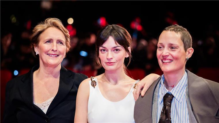 „Hot Milk“ mit Fiona Shaw, Emma Mackey und Vicky Krieps (l-r) wurde bei der diesjährigen Berlinale gezeigt. (Archivbild)