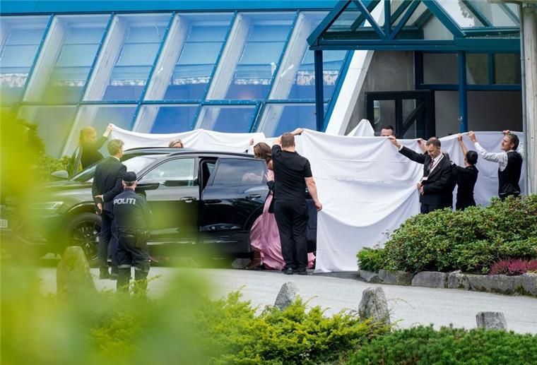 Jawort am Fjord: Prinzessin Märtha Louise heiratet Schamanen Hotelangestellte schirmen das Brautpaar vor Blicken ab.