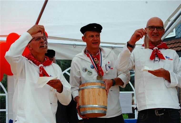 Hotelier und Gastwirt Ralph Paulsen (Mitte) erklärt den Neumitgliedern bei „Pro Zeven“ Wilfried Denkamp (links) und Rainer „Skip“ Cordes die Kunst des Matjes-Essens.
