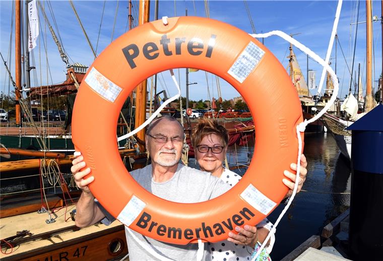 Hotels haben gut zu tun, die Urlauber kommen trotz Ausfall der Sail: Klaus und Manuela Kiewitter aus Gelsenkirchen sind am Neuen Hafen unterwegs.