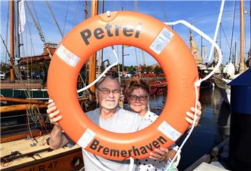 Hotels haben gut zu tun, die Urlauber kommen trotz Ausfall der Sail: Klaus und Manuela Kiewitter aus Gelsenkirchen sind am Neuen Hafen unterwegs.