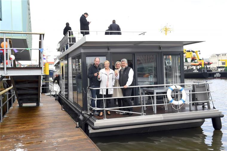 Bremerhaven: Übernachten im Hausboot Hotelsuite vor der Haustüre: Im Fischereihafen vor dem Best Western Plus Hotel kann man jetzt auch eine Hausboot-Suite mieten. Von der Dachterrasse der "Lobster" aus wirken die Sonnenuntergänge noch schöner.