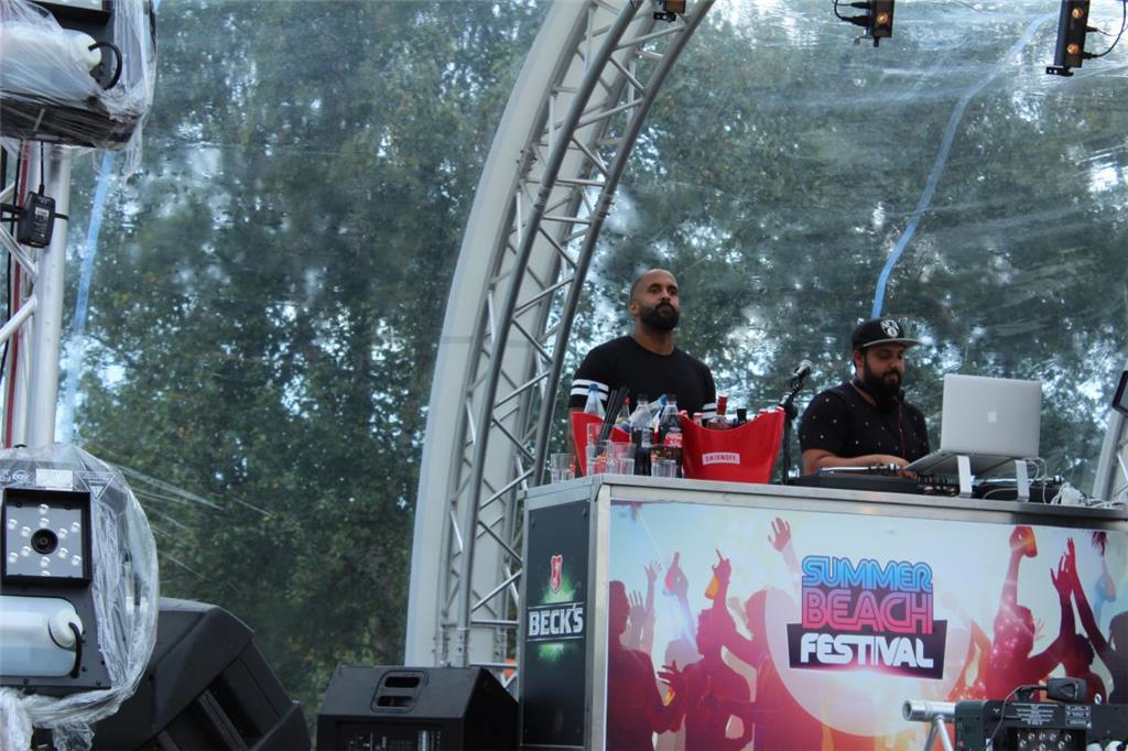 House Music vom feinsten - DJ Jerry Jay (rechts) weiß, wie er die Menge zum Tobe...