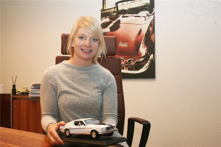 Oldtimer auf See: Mustangs und Bullis kommen im Container nach Bremerhaven hr Herz schlägt für Autos: Imke Finck ist bei der Firma LPL als Assistentin der Geschäftsführung beschäftigt und hat wie ihre Kollegen „Benzin im Blut“.