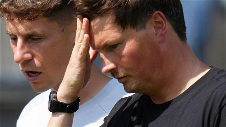 HSV-Coach Merlin Polzin (r.) ratlos in Pirmasens 