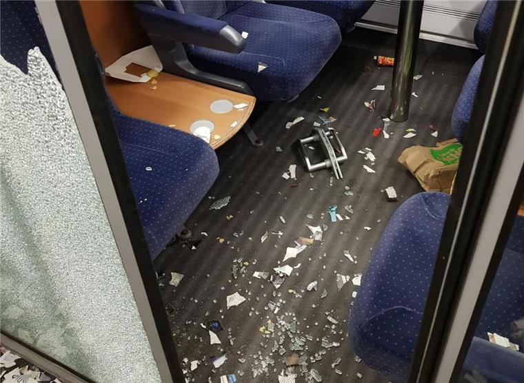 HSV-Fans verwüsten ICE kurz vor Hamburg HSV-Fans haben bei der Rückreise aus Heidenheim in einem ICE für hohen Sachschaden gesorgt.