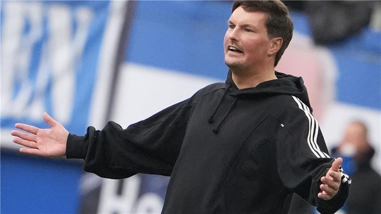 Wolfsburg atmet auf: Niederlagenserie endet beim HSV HSV-Trainer Merlin Polzin gestikulierte am Spielfeldrand.