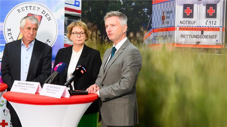 Initiative: Rettungsdienst durch Pläne des Bundes bedroht Hubert Meyer (l-r), Hauptgeschäftsführer Niedersächsischer Landkreistag (NLT), Daniela Behrens (SPD) und Ralf Selbach stehen bei einer Pressekonferenz zum Neustart des Bündnisses „Rettet den Rettungsdienst 2.0“ im DRK-Simulations- und Trainingszentrum.