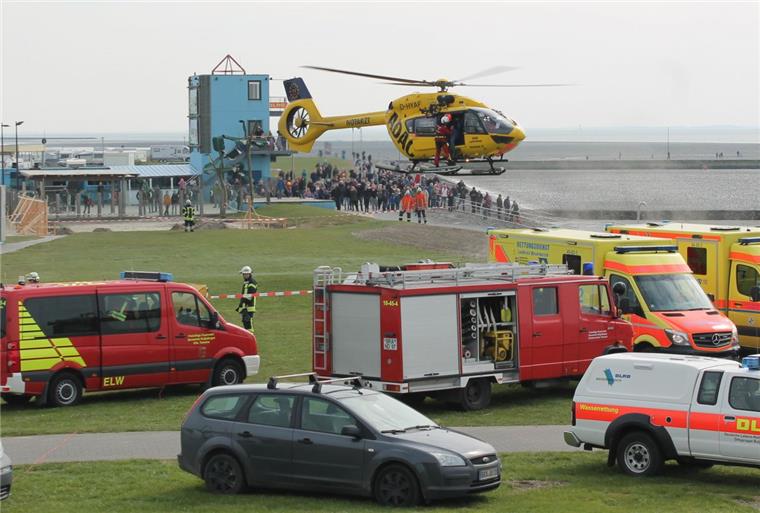Hubschraubereinsatz in Tossens: Zwei Touristen wurden am Donnerstag von der Flut überrascht. 