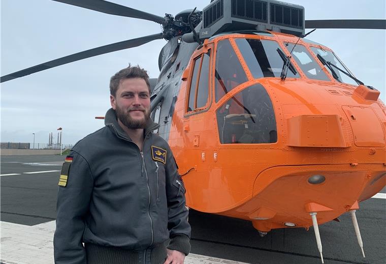Nordholzer Marineflieger wird zum Lebensretter eines Kindes Hubschrauberpilot Kapitänleutnant Johannes Rolle aus Nordholz absolviert aktuell eine sechsmonatige Ausbildung in Portland. Jetzt wurde er zum Lebensretter.